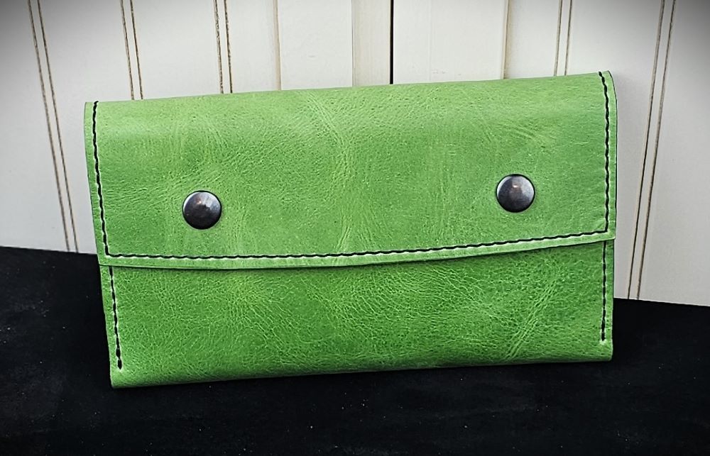 portefeuille-pour-femme-modele-nady-fait-en-cuir-et-entierement-fabrique-a-la-main-black-hocks-creation