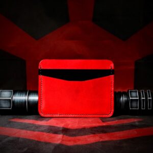 Nous vous présentons le porte-carte The Guard ! Porte-carte comportant 2 pochettes extérieures et une intérieure. Pouvant accueillir 4 cartes de crédit + billet de banque, ou 6 cartes !! Ce porte-carte est entièrement fait à la main au Québec en cuir haute gamme !