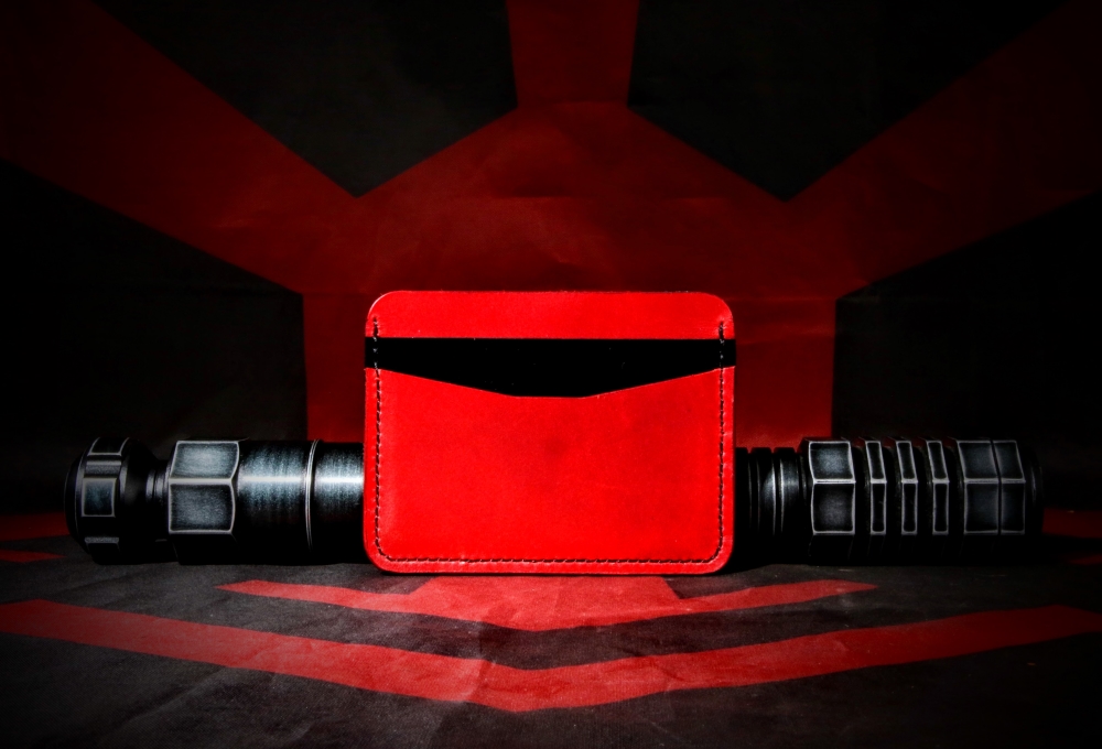 Nous vous présentons le porte-carte The Guard ! Porte-carte comportant 2 pochettes extérieures et une intérieure. Pouvant accueillir 4 cartes de crédit + billet de banque, ou 6 cartes !! Ce porte-carte est entièrement fait à la main au Québec en cuir haute gamme !