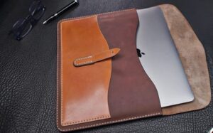 enveloppe-de-protection-pour-ordinateur-portable-ou-tablette-incluant-pochette-avant-fait-en-cuir-et-entierement-fabrique-a-la-main-black-hocks-creation