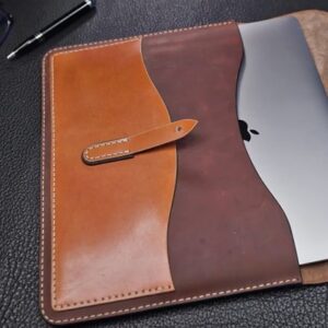 enveloppe-de-protection-pour-ordinateur-portable-ou-tablette-incluant-pochette-avant-fait-en-cuir-et-entierement-fabrique-a-la-main-black-hocks-creation