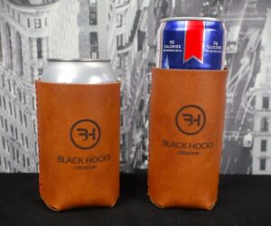 housse-pour-canette-de-biere-fait-en-cuir-et-entierement-fabrique-a-la-main-black-hocks-creation