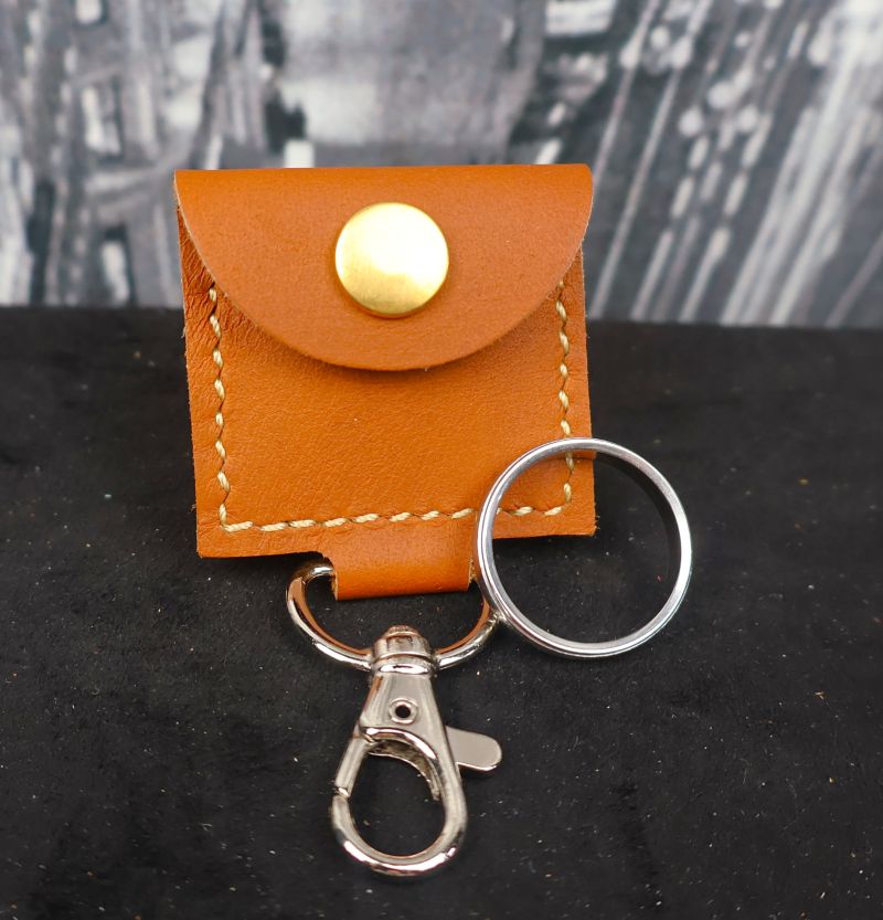 pochette-protectrice-pour-bague-fait-en-cuir-et-entierement-fabrique-a-la-main-black-hocks-creation