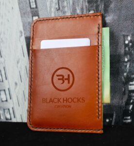 porte-carte Dave en cuir avec trois compartiments pouvant accueillir 6 cartes + billet de banque - Option de gravure laser personnalisée