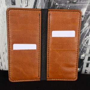 Portefeuille-vertical-6-cartes-de-18-cm-de-haut-fait-en-cuir-et-entierement-fabrique-a-la-main-black-hocks-creation-ouvert