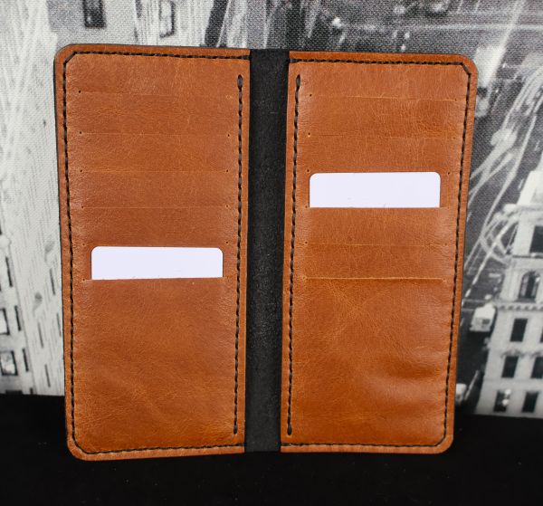 Portefeuille-vertical-6-cartes-de-18-cm-de-haut-fait-en-cuir-et-entierement-fabrique-a-la-main-black-hocks-creation-ouvert