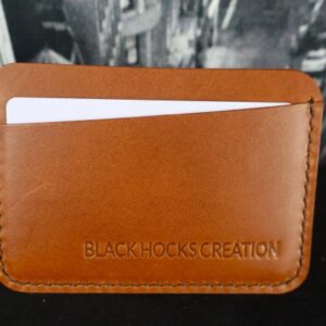 porte-carte-rail-comportant-2 pochettes-extérieurs-et-une-intérieure-pouvant-accueillir-4-cartes-de-crédit-fait-en-cuir-et-entierement-fabrique-a-la-main-au-quebec-black-hocks-creation