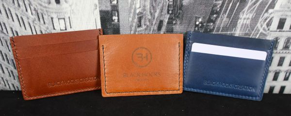 Porte-carte River en cuir fait a la main. Capacité : 6 cartes + billet de banque - Option de gravure laser personnalisée