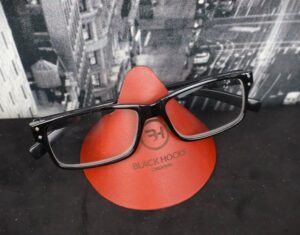 support-de-table-pour-lunette-fait-en-cuir-et-entierement-fabrique-a-la-main-au-quebec-black-hocks-creation