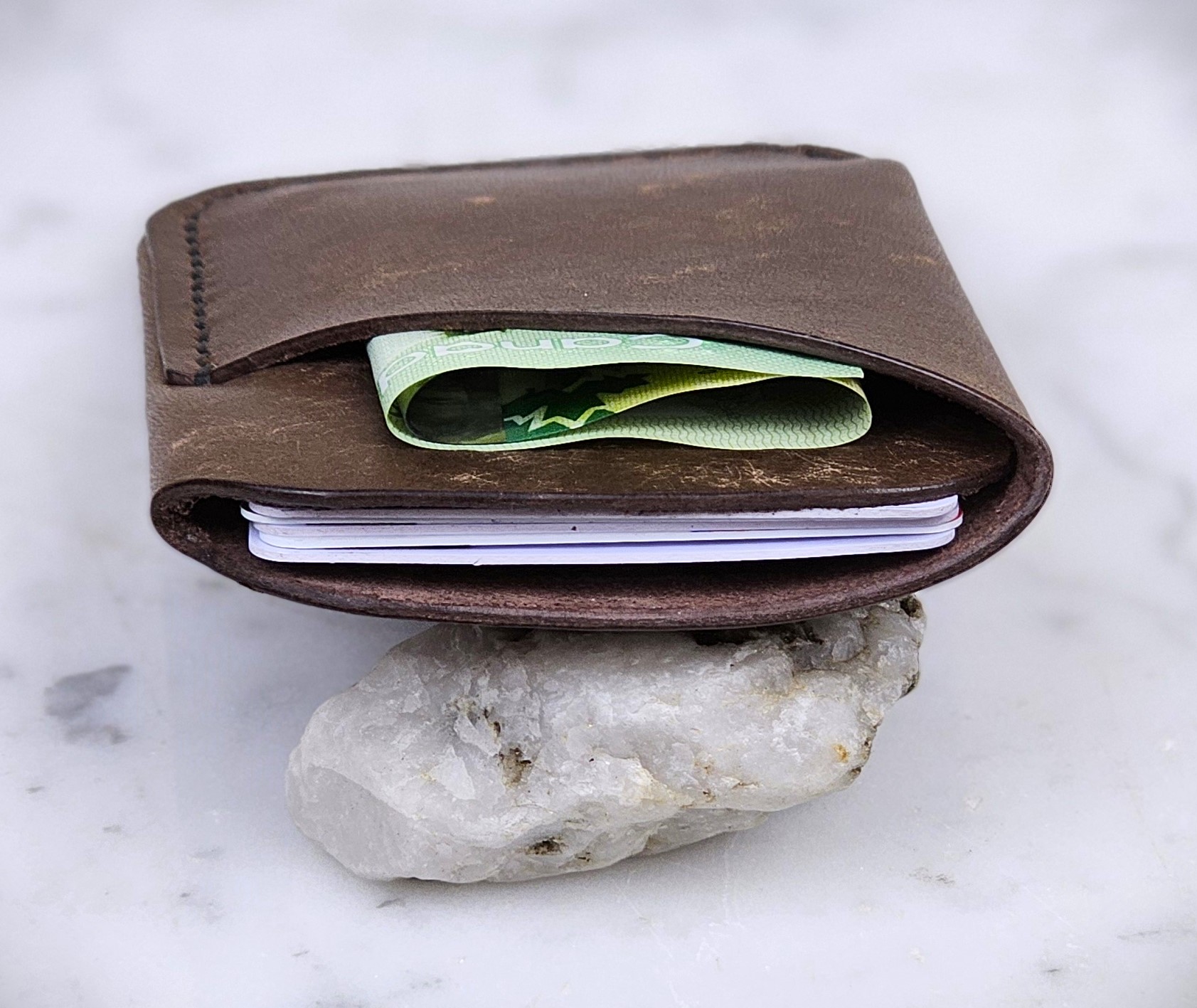 Porte-carte slim en cuir artisanal fait main Black Hocks Création avec deux compartiments pour cartes et billets