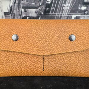 portefeuille-pour-femme-modele-maty-fait-en-cuir-et-entierement-fabrique-a-la-main-au-quebec-black-hocks-creation