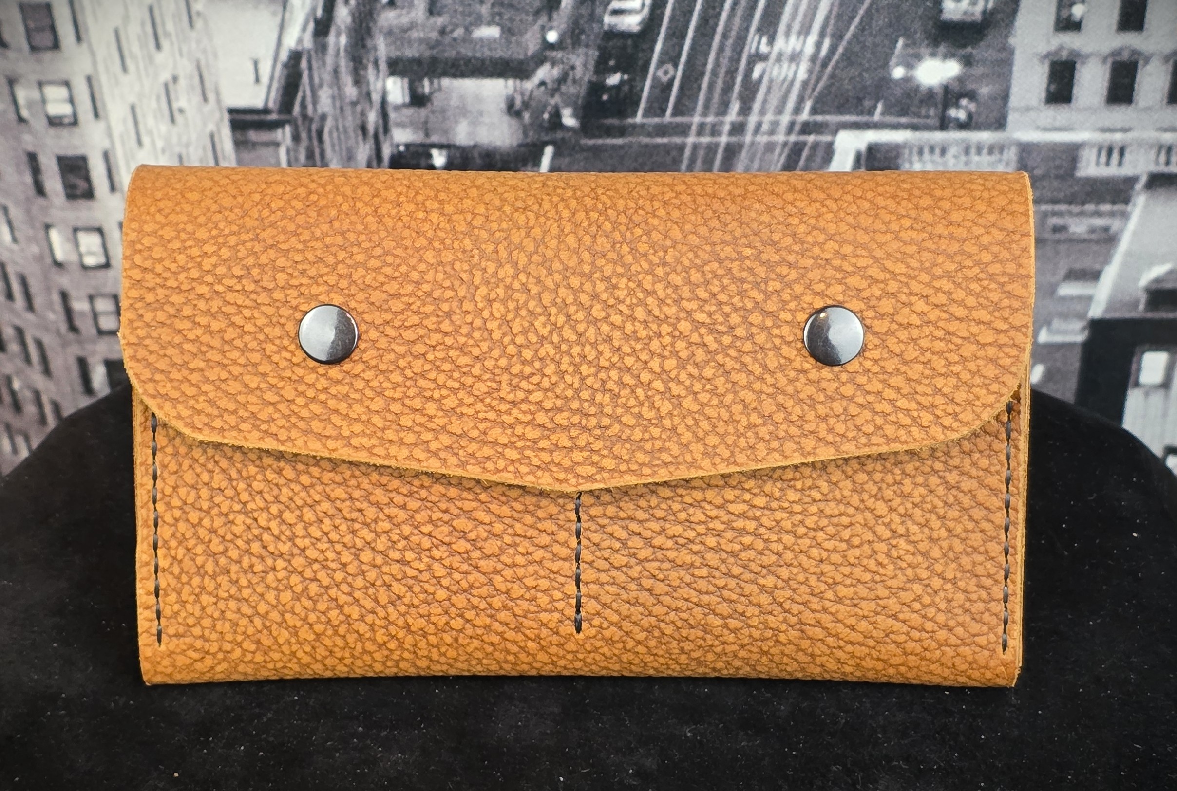 portefeuille-pour-femme-modele-maty-fait-en-cuir-et-entierement-fabrique-a-la-main-au-quebec-black-hocks-creation