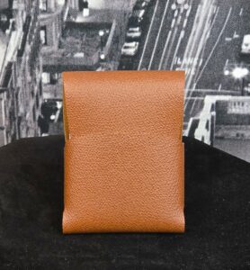 porte-carte-minimaliste-sans-couture-fait-en-cuir-et-entierement-fabrique-a-la-main-au-quebec-black-hocks-creation