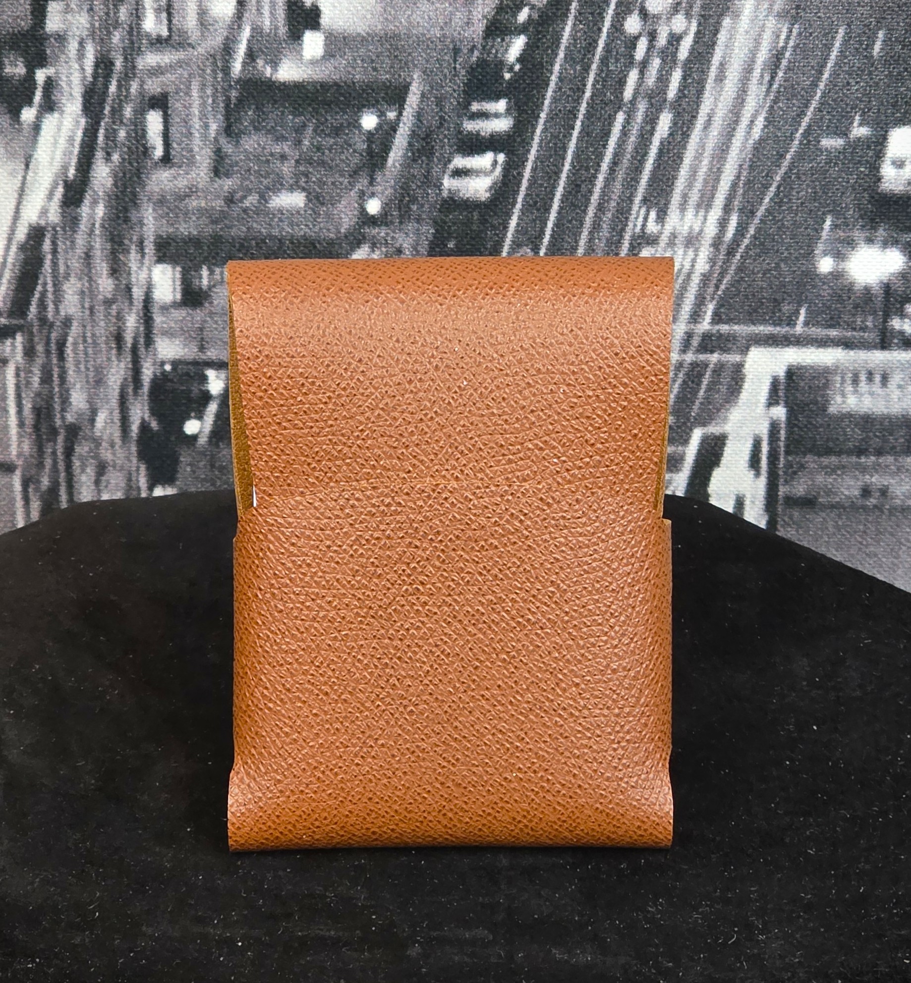 porte-carte-minimaliste-sans-couture-fait-en-cuir-et-entierement-fabrique-a-la-main-au-quebec-black-hocks-creation