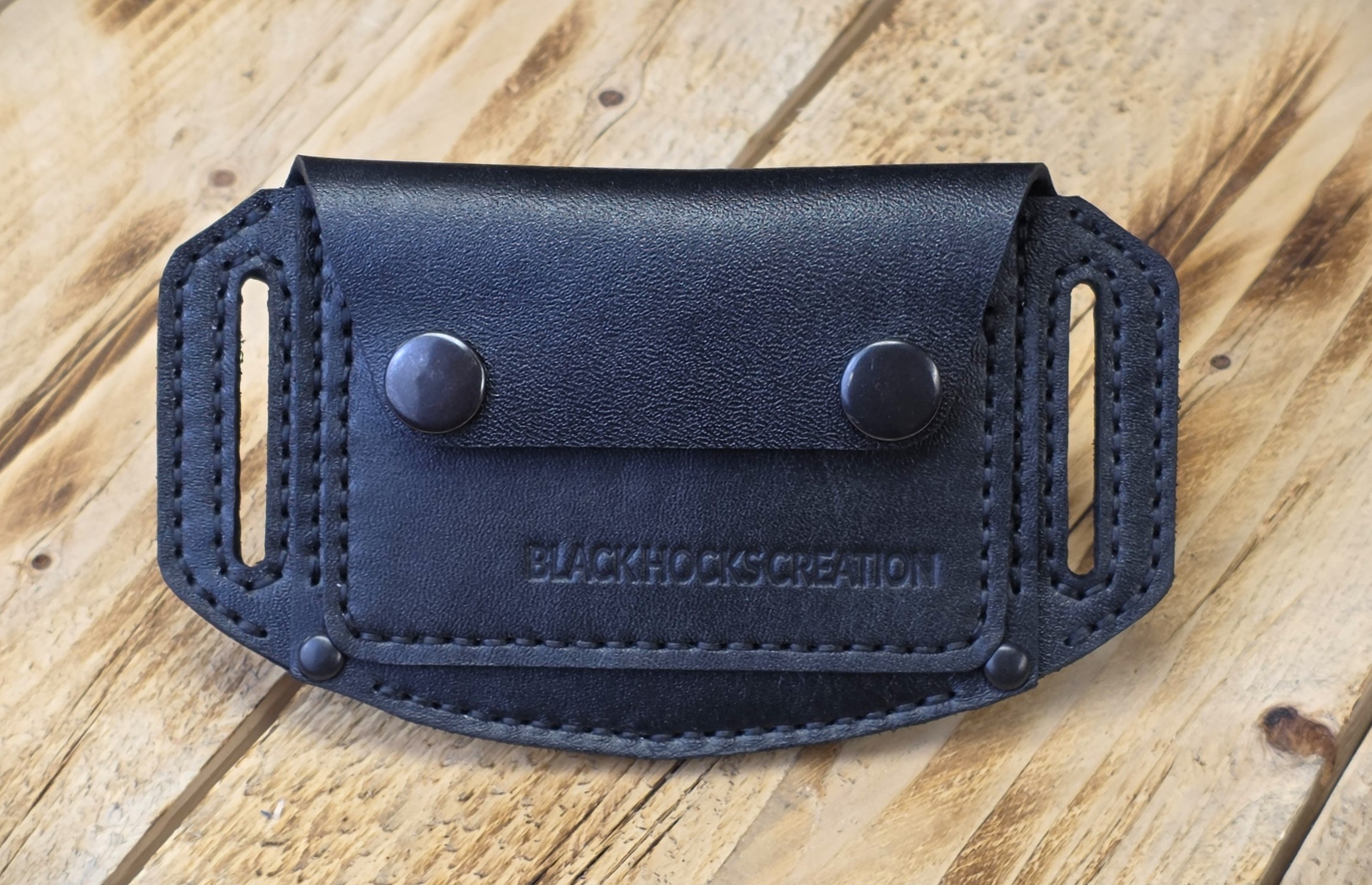 portefeuille-a-la-ceinture-fait-en-cuir-et-entierement-fabrique-a-la-main-au-quebec-black-hocks-creation