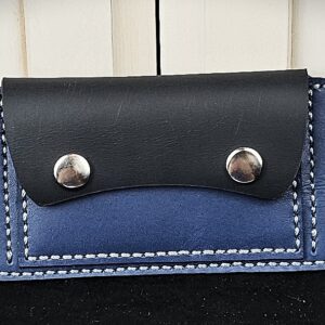 portefeuille-a-la-ceinture-fait-en-cuir-et-entierement-fabrique-a-la-main-au-quebec-black-hocks-creation-fermer