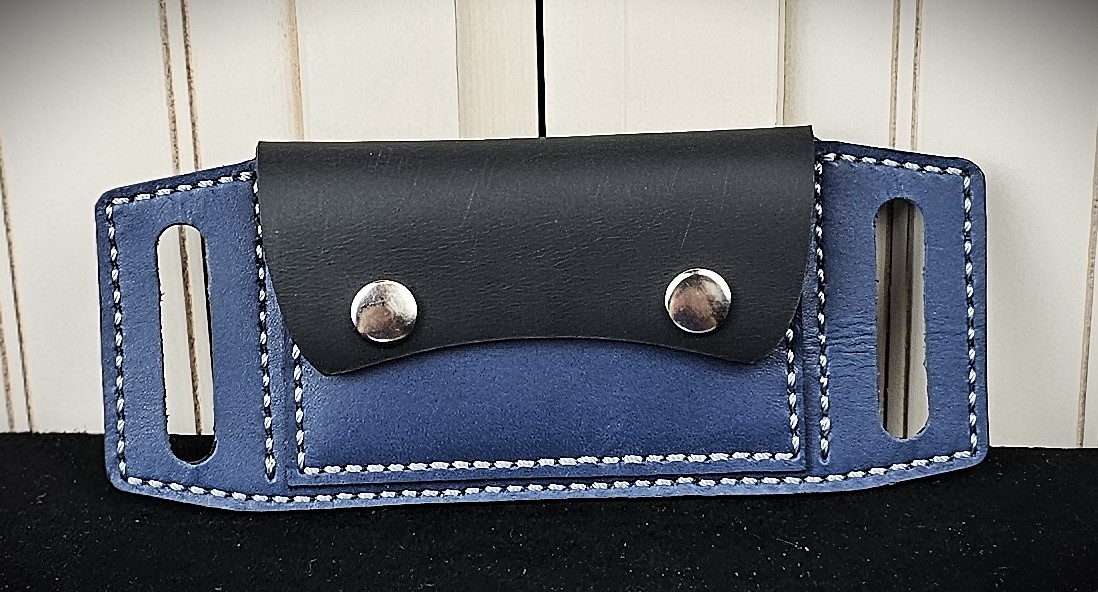 portefeuille-a-la-ceinture-fait-en-cuir-et-entierement-fabrique-a-la-main-au-quebec-black-hocks-creation-fermer