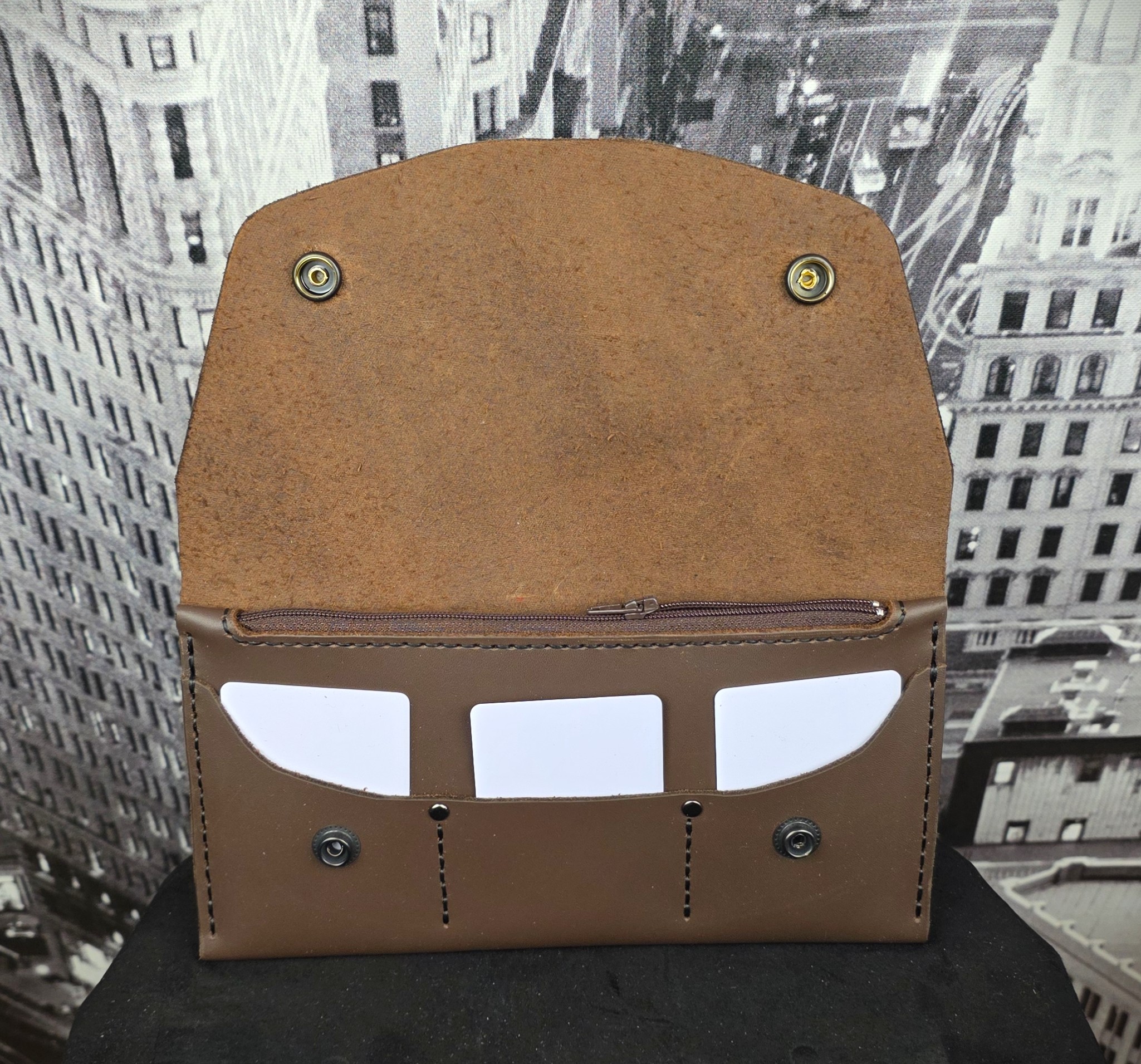 portefeuille-pour-femme-modele-denise-fait-en-cuir-et-entierement-fabrique-a-la-main-au-quebec-black-hocks-creation