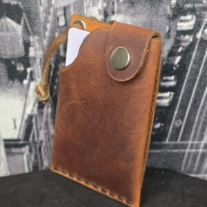 portefeuille-compact-vertical-matt-fait-en-cuir-et-entierement-fabrique-a-la-main-au-quebec-black-hocks-creation-profil2