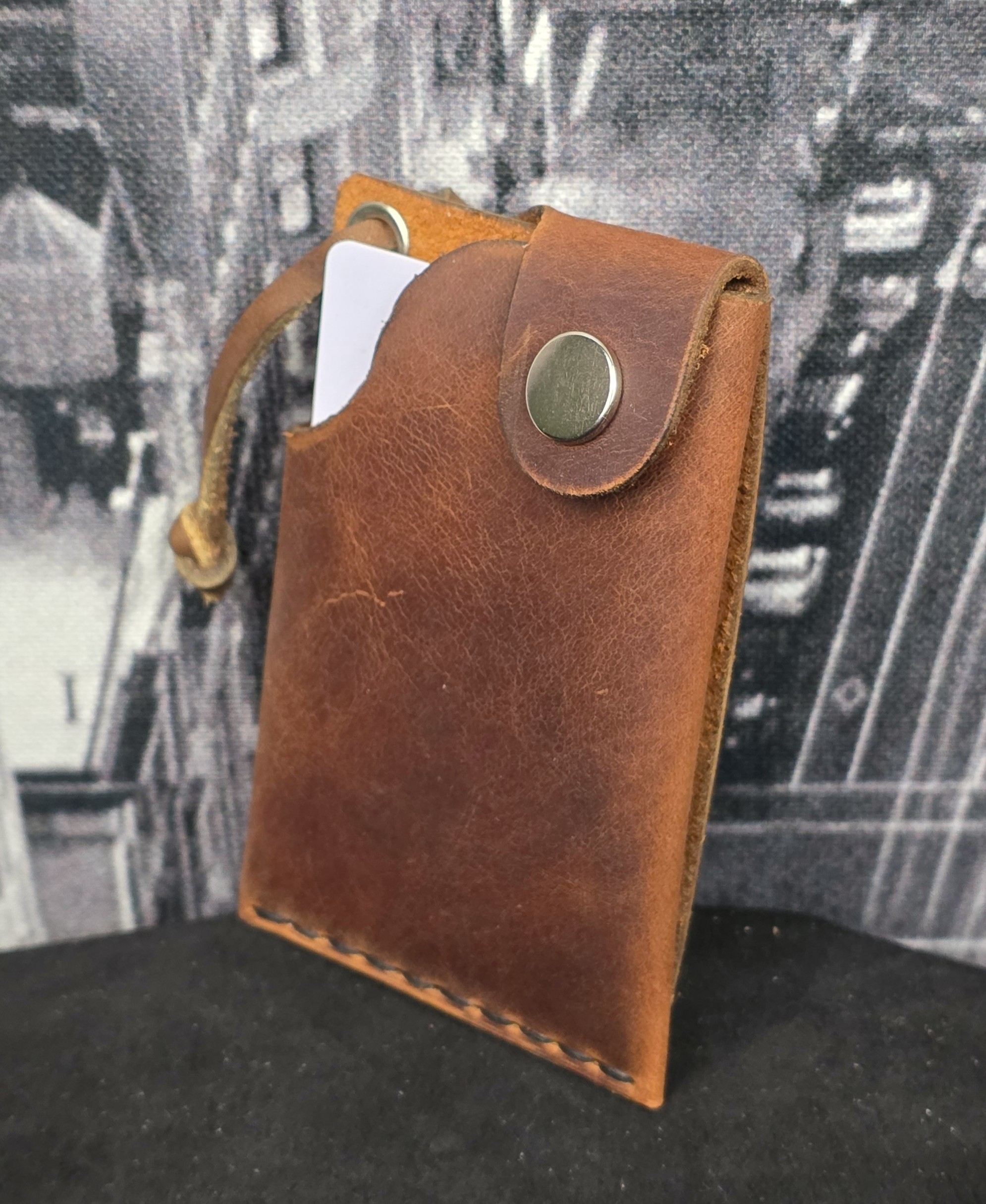 portefeuille-compact-vertical-matt-fait-en-cuir-et-entierement-fabrique-a-la-main-au-quebec-black-hocks-creation-profil2