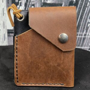 Portefeuille-compact-vertical-matt-fait-en-cuir-et-entierement-fabrique-a-la-main-au-quebec-black-hocks-creation