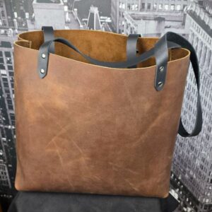 Sac-utilitaire-tote-33x33cm-fait-en-cuir-et-entierement-fabrique-a-la-main-au-quebec-black-hocks-creation-ouvert