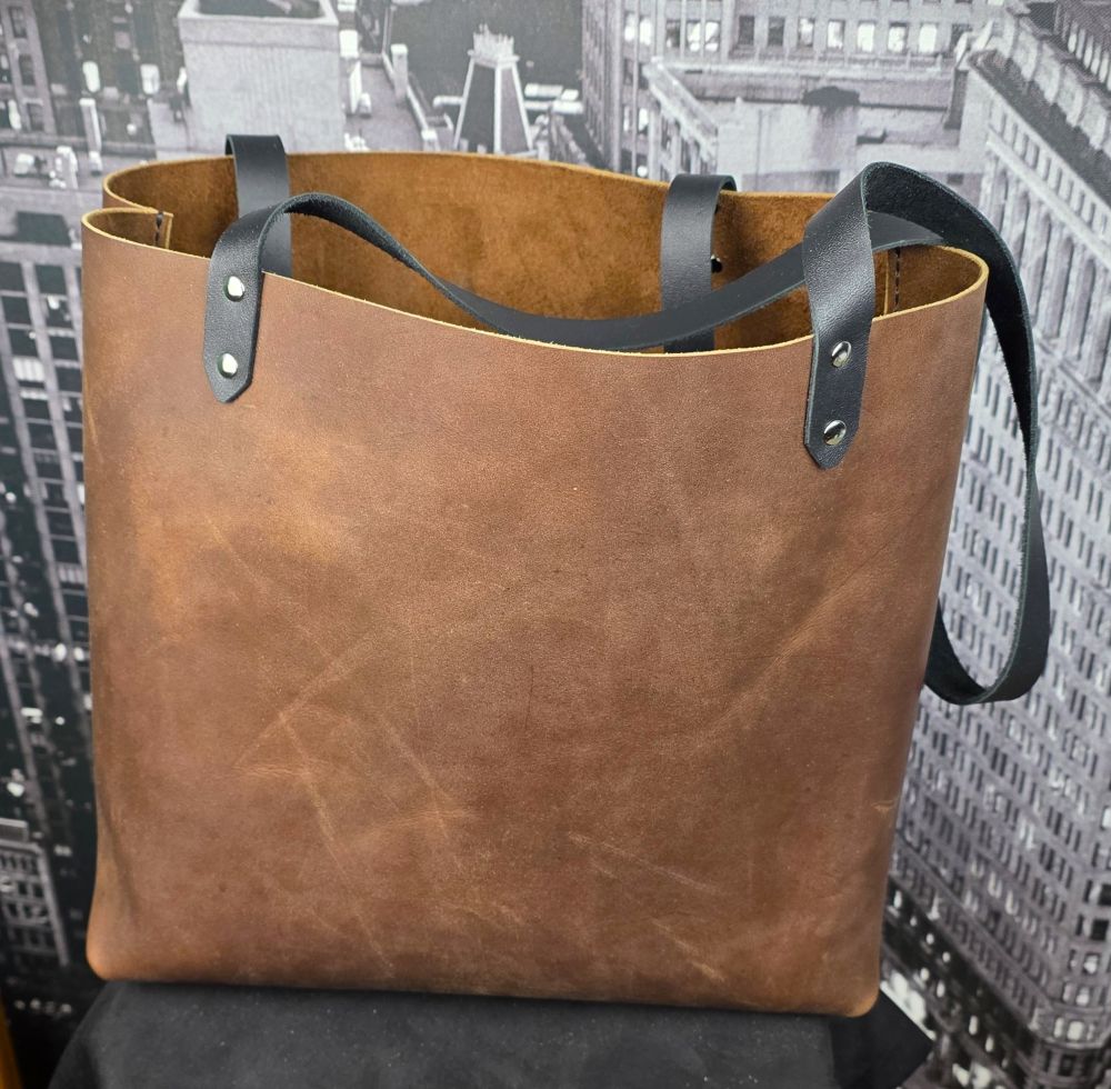 Sac-utilitaire-tote-33x33cm-fait-en-cuir-et-entierement-fabrique-a-la-main-au-quebec-black-hocks-creation-ouvert