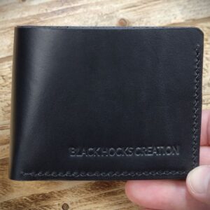 Nous vous présentons le portefeuille Kev ! Portefeuille pliant comportant 10 pochettes et 1 compartiment pour les billets de banque. Pouvant accueillir entre 10 et 14 cartes de crédit + billet de banque. Il est offert en couleurs et cuirs variées. Créé standard de couleur uniforme. Il peut aussi être "funky" sur commande !! N'hésitez pas à nous contacter pour de plus amples informations ! Ce portefeuille est entièrement fait à la main au Québec.