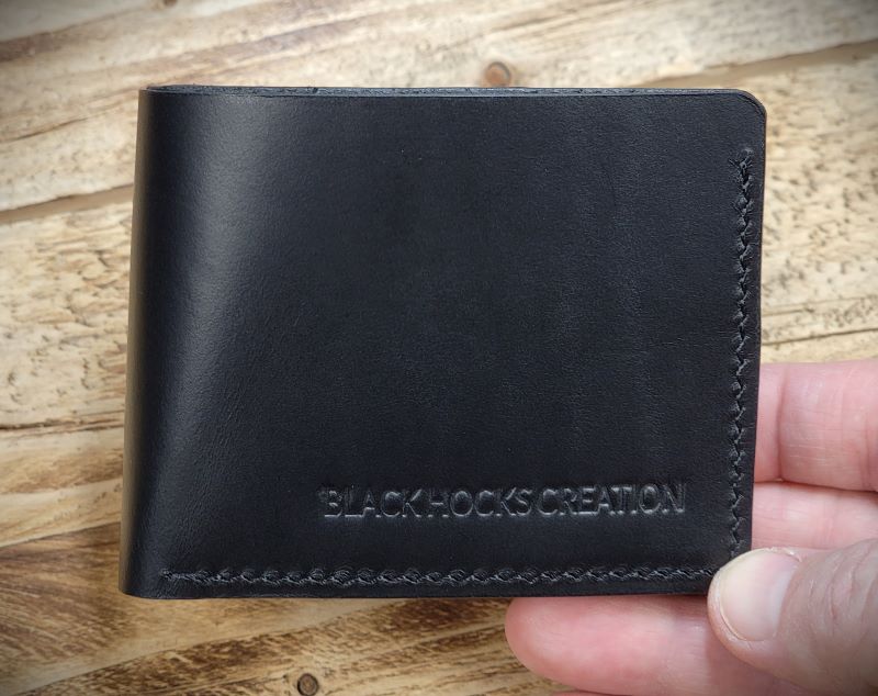 Nous vous présentons le portefeuille Kev ! Portefeuille pliant comportant 10 pochettes et 1 compartiment pour les billets de banque. Pouvant accueillir entre 10 et 14 cartes de crédit + billet de banque. Il est offert en couleurs et cuirs variées. Créé standard de couleur uniforme. Il peut aussi être "funky" sur commande !! N'hésitez pas à nous contacter pour de plus amples informations ! Ce portefeuille est entièrement fait à la main au Québec.